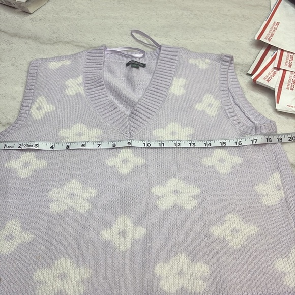 Whimsical Purple and White V-Neck Sweater - Picture 6 of 7